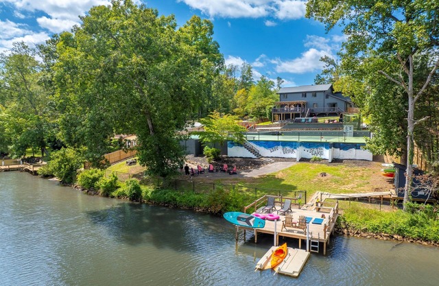 Private Luxe Lakefront Mansion: Pickleball, Basketball, Kayaks+ More!
