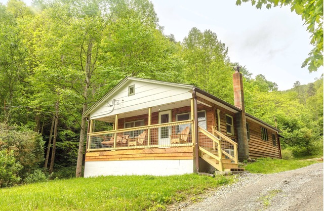Private Mountain Retreat near Hot Springs & Appalachian Trail