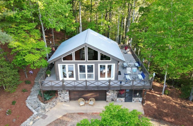 Private Mountain Treehouse w/ Open floor plan & Lake Rabun Views