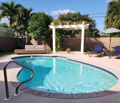 Private Oasis!Bike to beach, heated pool