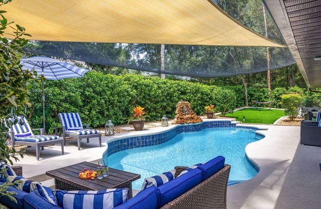 Private oasis in Dunnellon w/ pool next to Rainbow River