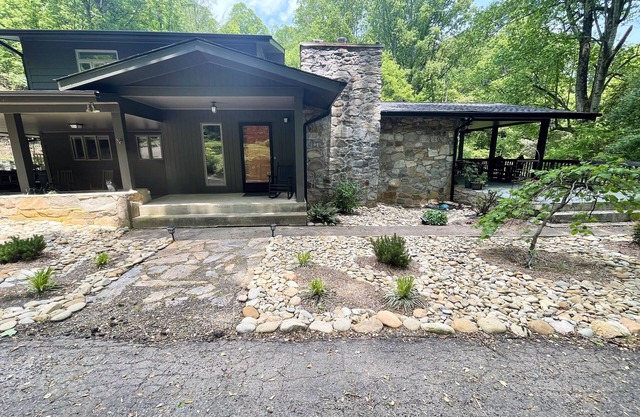 Private, Peaceful Mountain Getaway next to a mini farm! Blue Rdge Pkwy close by