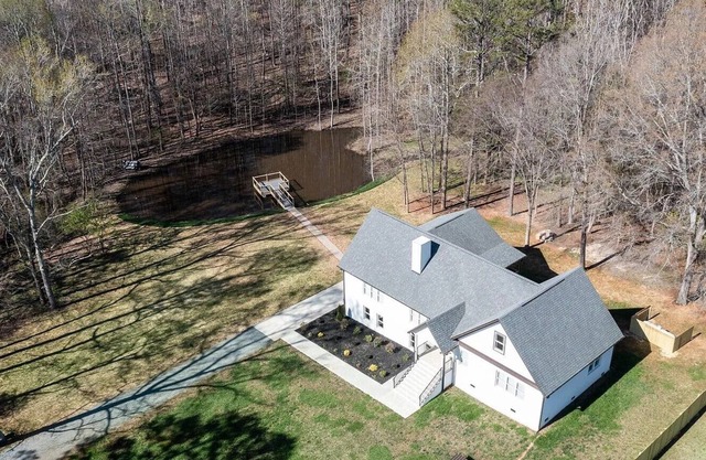 Private pond 4 bedrooms house