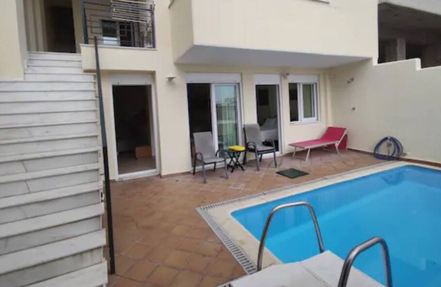 Piscina privada y vista panorámica de Atenas en la colina del Ática