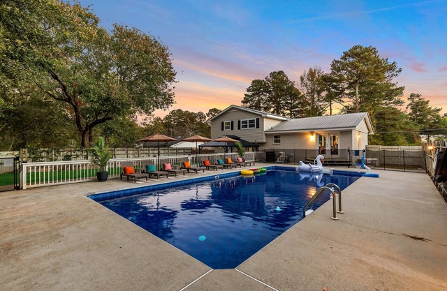 Private Pool & Fire Pit w/ Gazebo & Grill. Family Friendly 4 bedroom home.