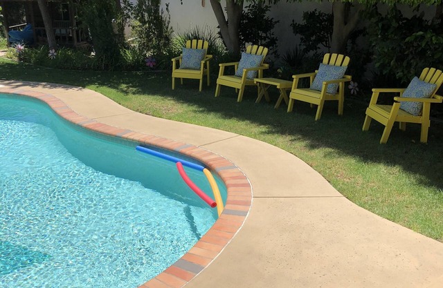 Propiedad privada bellamente ajardinada y piscina con una unidad de 2 camas y 1 ba