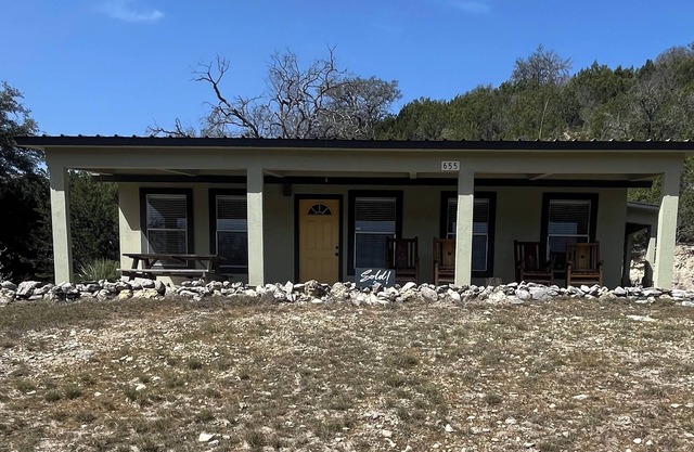 Private river access! Quiet, Peaceful..sleeps 6.. amazing views.