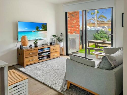 Private Room & Ensuite, in hosted Modern 2 bedroom Apartment- full use of all facilities