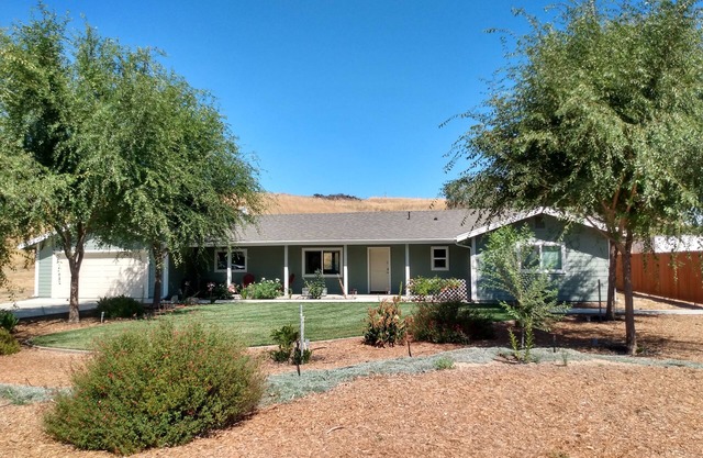 Private, rural 2 bedroom home (3rd bedrm optional) with hot tub in wine country