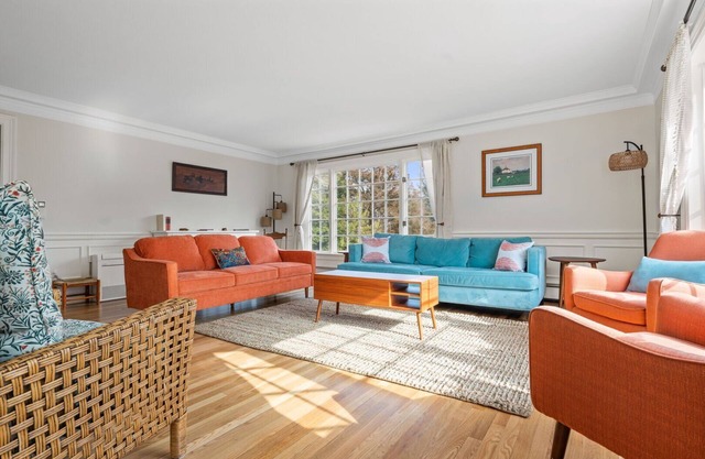 Private setting w/ hiking trails, sleeps 13, a/c, minutes to area beaches