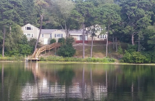 Casa privada, espaciosa y frente al agua en Cape Cod