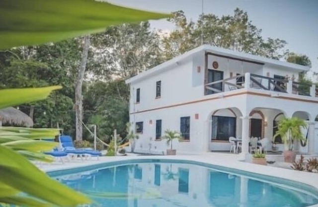 casa familiar grande, piscina privada en una jungla tranquila que rodea el océano cerca