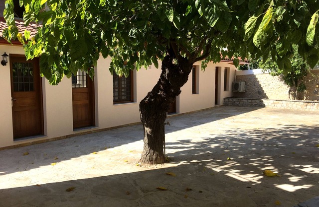 MANOR OF L. A. · Casa de piedra privada con increíble patio en zona tranquila