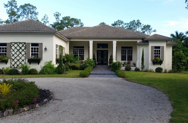 Estudio privado en finca de 3 acres en el paraíso!