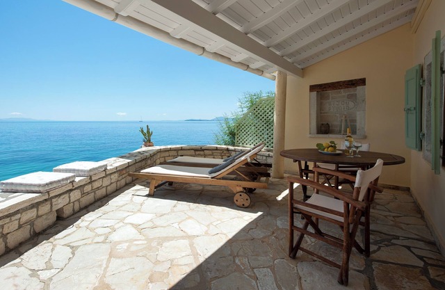 Villa privadas directamente en frente del agua de la playa Kaminaki, Corfú