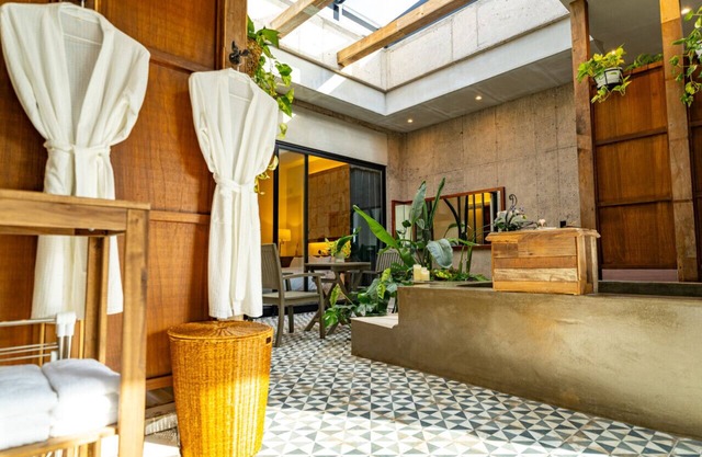 Villa privada en Jeju – piscina, jacuzzi y ambiente tropical.
