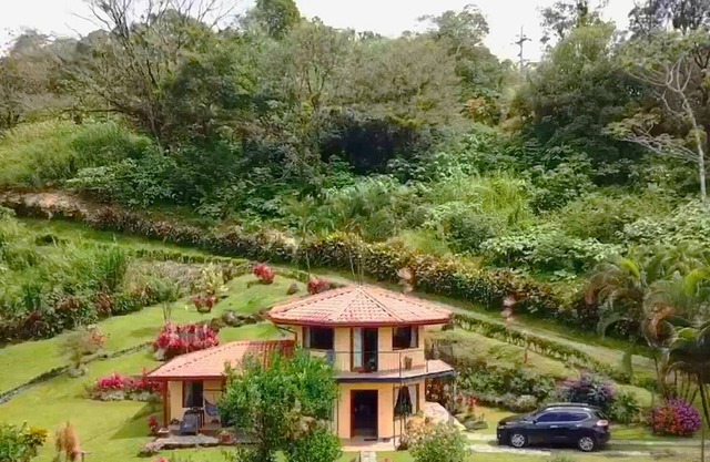 Villa privada es el paraíso con jardines tropicales y sendero de selva tropical por río