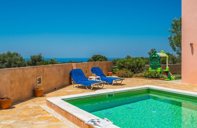 Villa nueva con vistas únicas al mar, piscina, barbacoa, a 3 km de la playa.