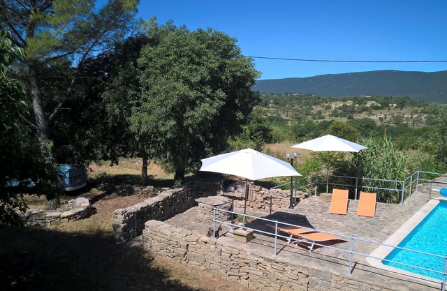 casa de campo provenzal con piscina en un área de 4 hectáreas en el centro de la garriga