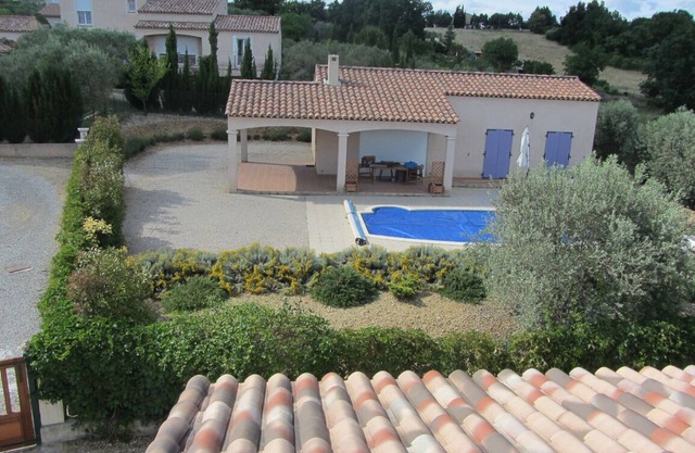 Provenza, villa con piscina, en la meseta de lavanda, soleado