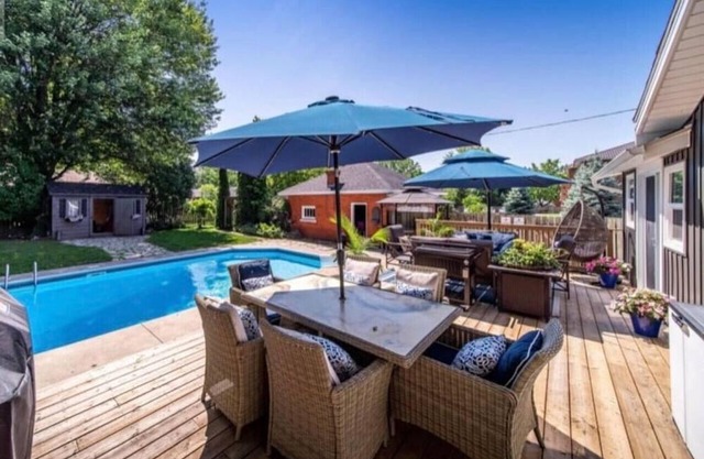 Prvt 2 Bdrm Apt @ The Kingsville House!