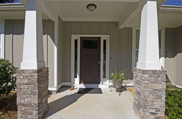 Nuevo, plano de planta abierto, elegantemente amueblado Peachtree City Ranch