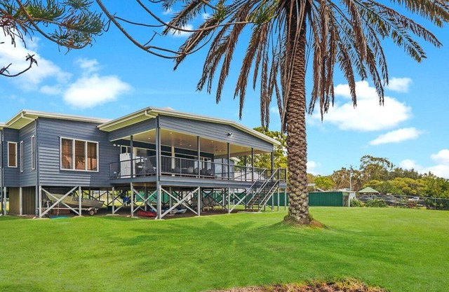 A Spacious Waterfront Retreat in Meldale for Up to 10 Guests
