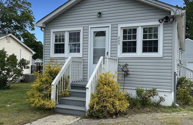 Pure bayside bliss in a 2-bedroom house with AC, WiFi and a block from the bay.