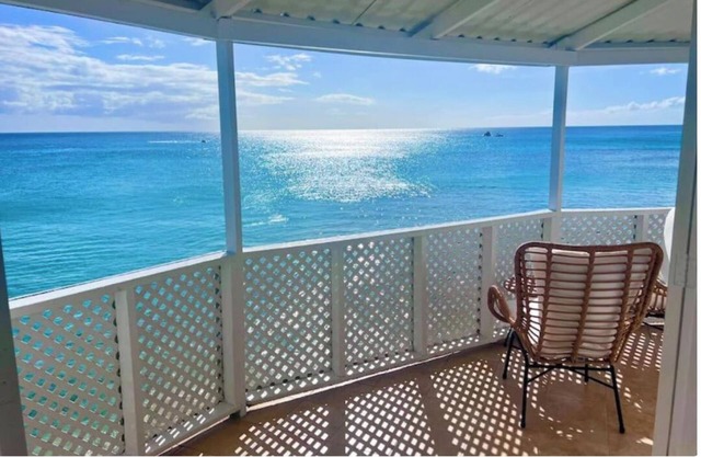 Purple Rain: Beach House, Sun Terraces, Full Kitchen, WiFi under azure skies