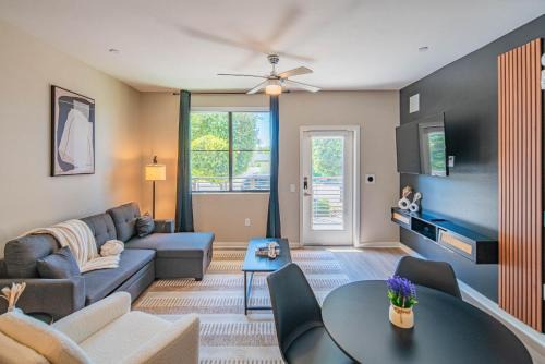 Quaint 2BR Uptown Biltmore Gym Pool Parking WD
