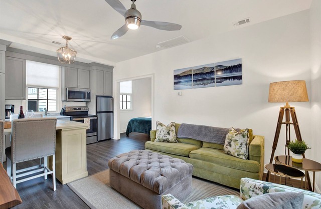 Quaint Carriage House, Steps to Forsyth Park, Sleeps 4