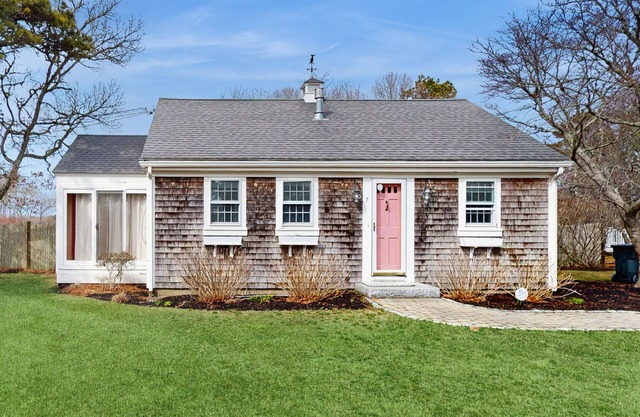 Pintoresca casa de Chatham con un hermoso patio trasero y terraza amueblada de varios niveles