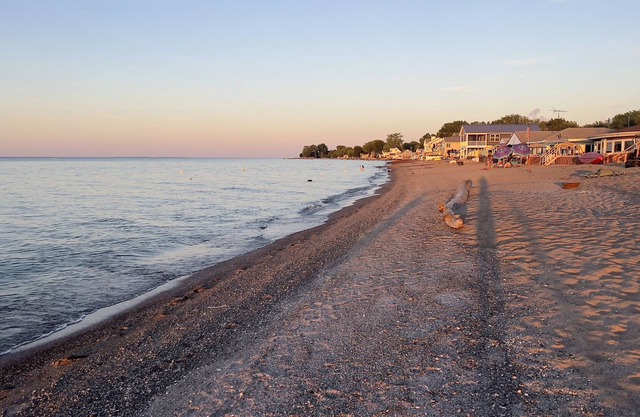 Quaint, Cozy Cottage- A 3 Minute Walk to the Beach!