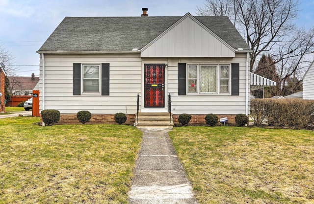 Quaint + Cozy Home < 15 Mi to Dtwn Cleveland!