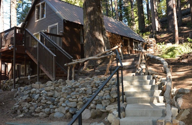Pintoresca cabaña de montaña en la entrada al Parque Nacional de Yosemite