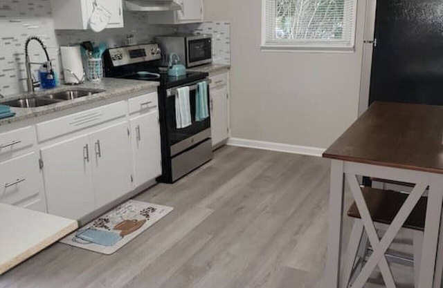 Quaint Renovated Duplex Home, WiFi, Workspace, 3 SmartTVs, Near Downtown Atlanta