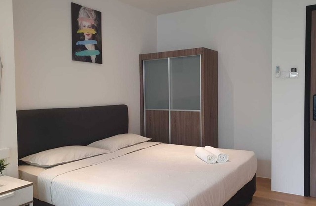 Cama Queen Studio Unit @ Outram Park