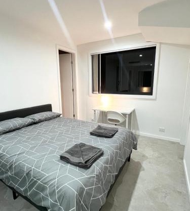 Queen Room in Modern House with Attached Bathroom - OR5