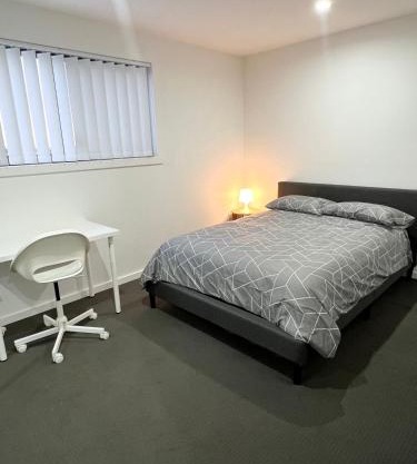 Queen Room in Peaceful and Modern House - OR8