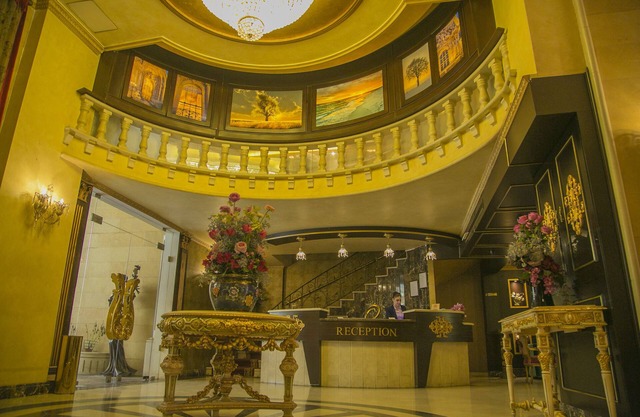 Queen's Suite Hotel