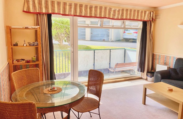 Queen’s Park Court || Spacious 2-Bedroom Flat by Holyrood Park