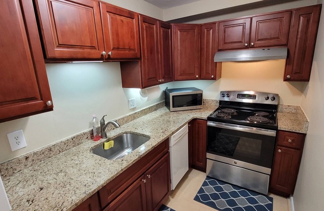 Quiet 1-bedroom apartment with WiFi, AC, Pool in vibrant Boston