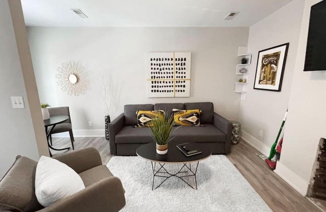 Quiet 1-Bedroom Loft near Entertainment District
