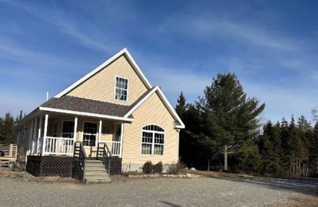 Quiet 3-bedroom house in Southwest Harbor, perfect for families with pets!