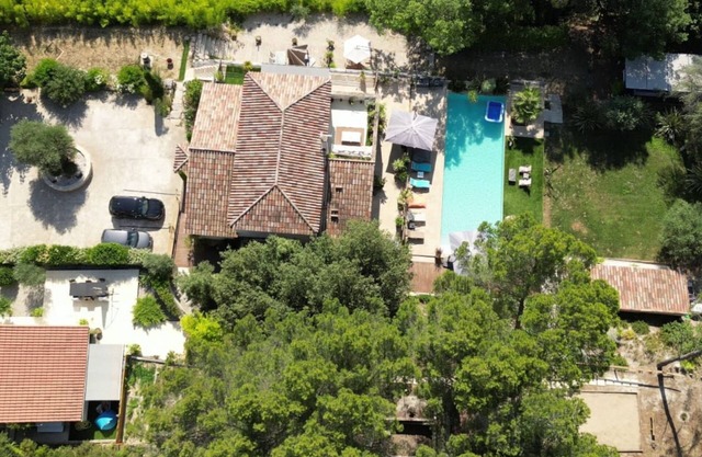 Quiet apartment with swimming pool