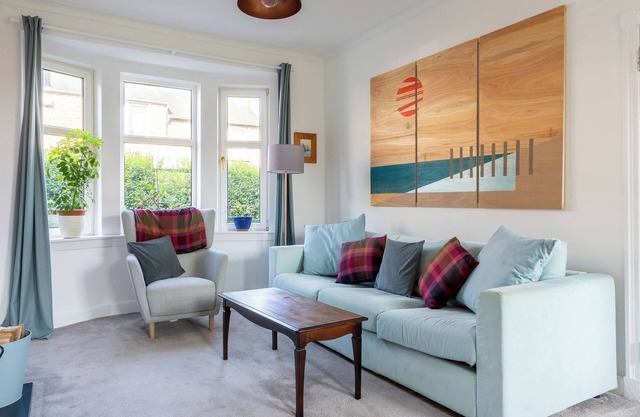 Quiet area with free on street parking and easy access to Edinburgh City Centre