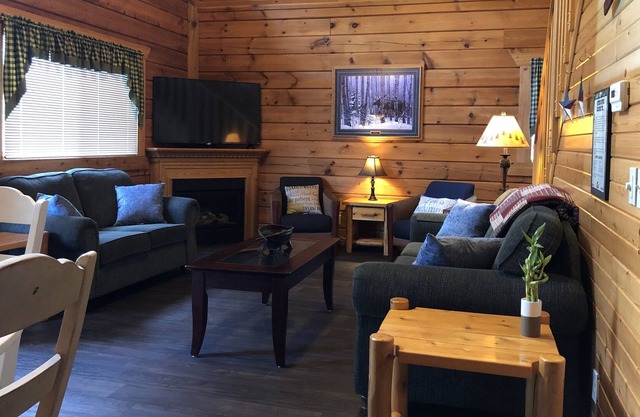 Cabina tranquila cerca de Jellystone, 3 Bears y senderos para vehículos todo terreno. Alquiler de UTV disponible.