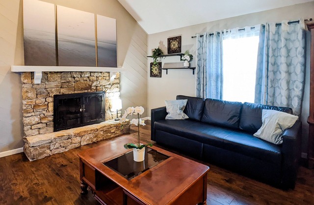 Quiet, comfy and spacious 3 bedroom home in KC