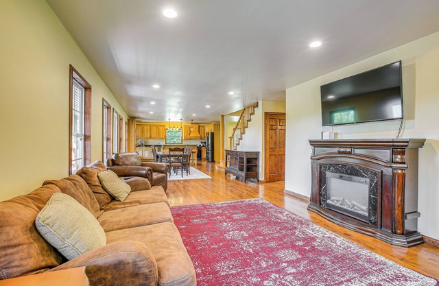 Quiet Family Cabin in Hamden: Hot Tub + Game Room!