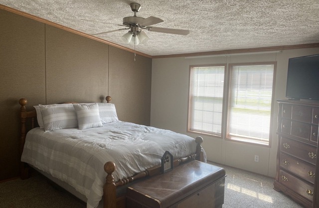 Quiet Farm setting surrounded hundreds of acres of fields. Workers welcome.